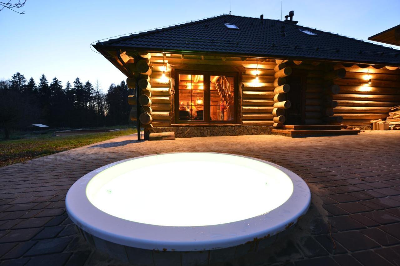 Folvark Gvozd Hotell Kamjanjuki Exteriör bild